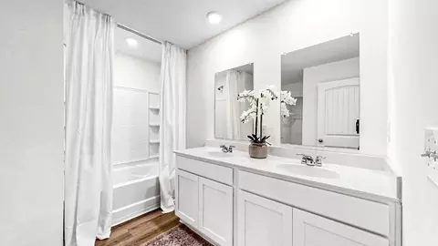 Bath - 18553 Blocton Dr, Vance, AL 35490 photo 1 of 2