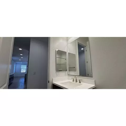 Bath - 25940 N 22nd Ln, Phoenix, AZ 85085 photo 3 of 11