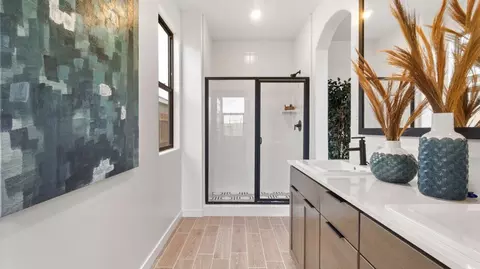 Bath - 1634 Mohave Rd S, Madera, CA 93636 photo 2 of 3