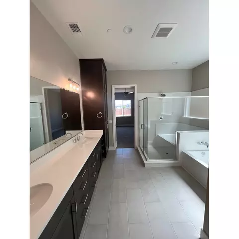 Bath - 2273 Paramount Ln, Manteca, CA 95337 photo 1 of 9
