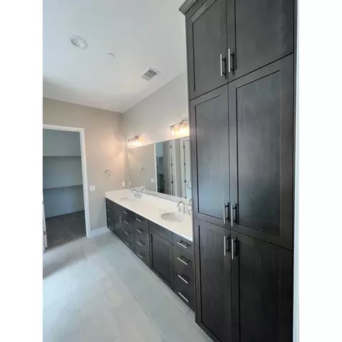 Bath - 2273 Paramount Ln, Manteca, CA 95337 photo 2 of 9