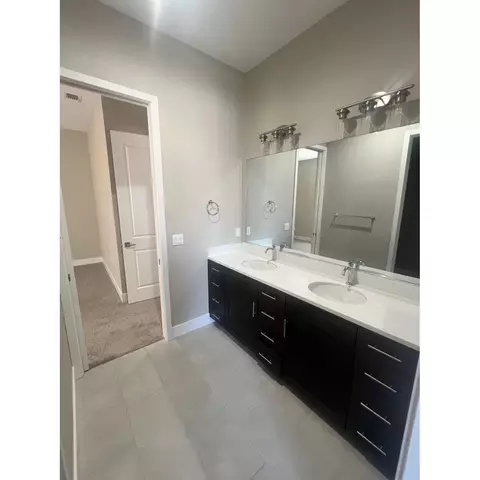 Bath - 2273 Paramount Ln, Manteca, CA 95337 photo 4 of 9