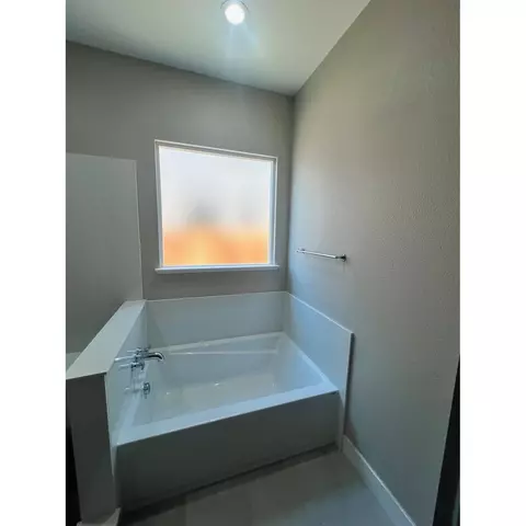Bath - 2273 Paramount Ln, Manteca, CA 95337 photo 3 of 9