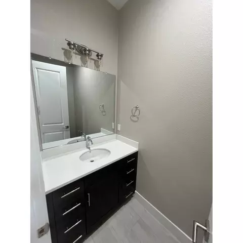 Bath - 2273 Paramount Ln, Manteca, CA 95337 photo 6 of 9