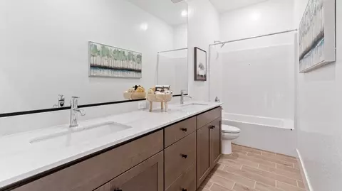 Bath - 991 Ariana St W, Madera, CA 93636 photo 2 of 4