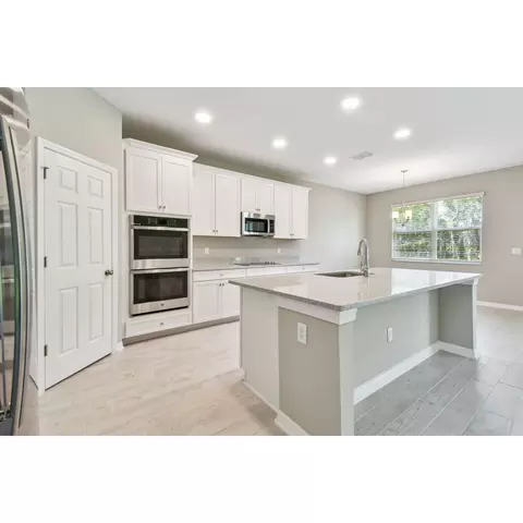 Kitchen - 5016 Bromeliad Ave, Wimauma, FL 33598 photo 2 of 6