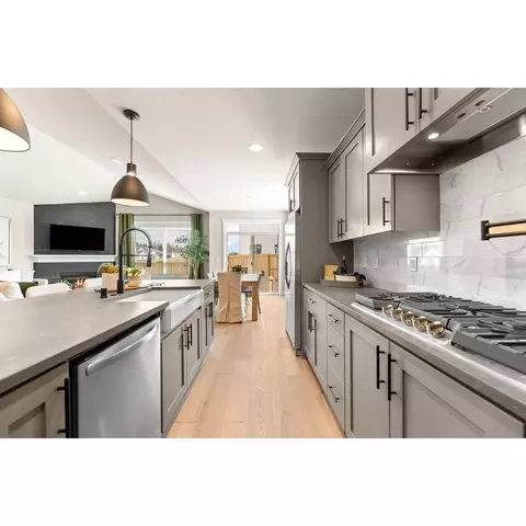 Kitchen - 41545 Metolius Ave, Sandy, OR 97055 photo 5 of 12