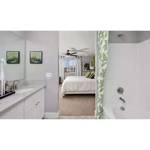 Bath - 1462 W Ryan Ave, Fowler, CA 93625 photo 4 of 4