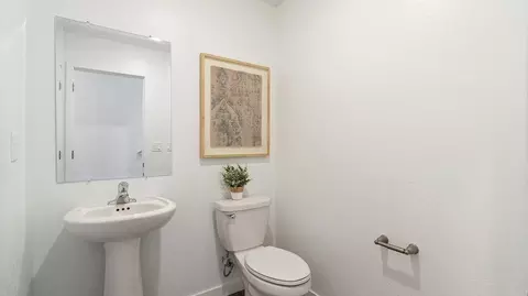 Bath - 1800 Klamath Rd S, Madera, CA 93636 photo 5 of 6