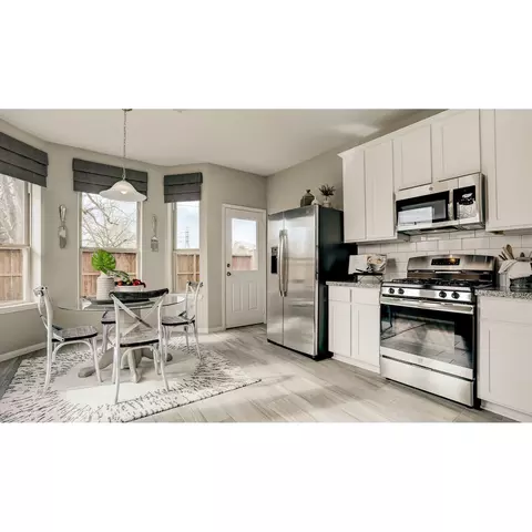 Kitchen - 3620 Crosspointe Pass, Angleton, TX 77515 photo 3 of 3