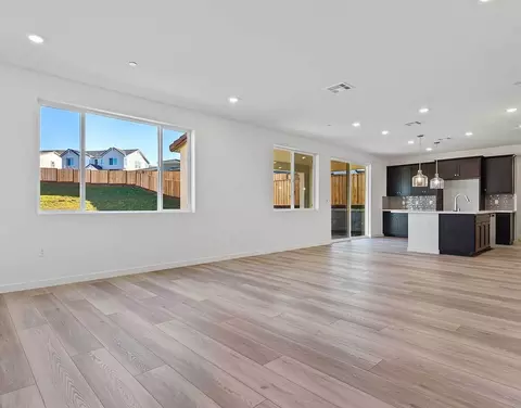 Living - 8110 Waterfall Ln, Vallejo, CA 94591 photo 3 of 4