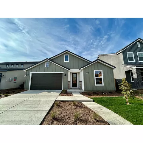 1014 Sawtooth Dr W, Madera, CA 93636 photo 1