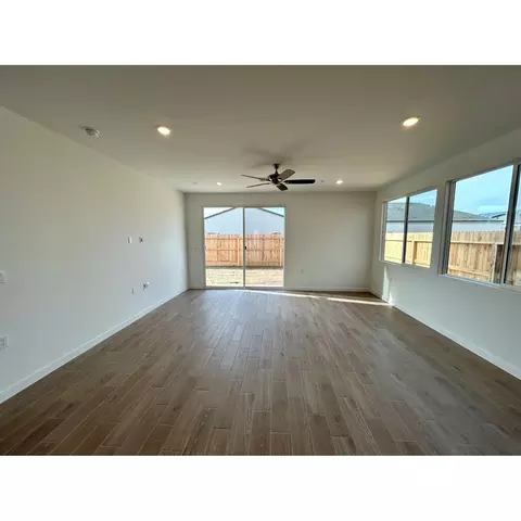 1014 Sawtooth Dr W, Madera, CA 93636 photo 3