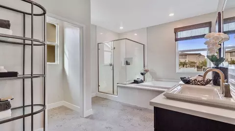 Bath - 302 Treble, Irvine, CA 92618 photo 4 of 5