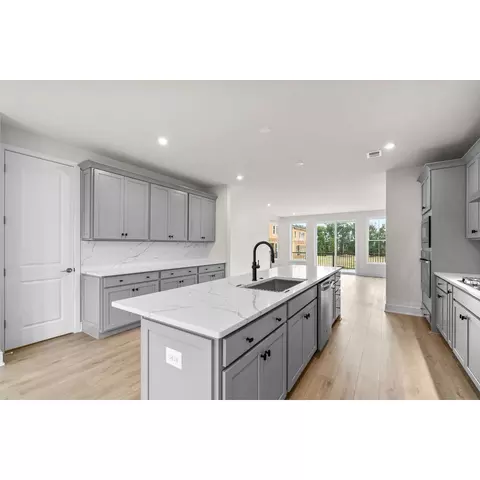 Kitchen - 42225 Shining Star Sq, Ashburn, VA 20148 photo 5 of 6