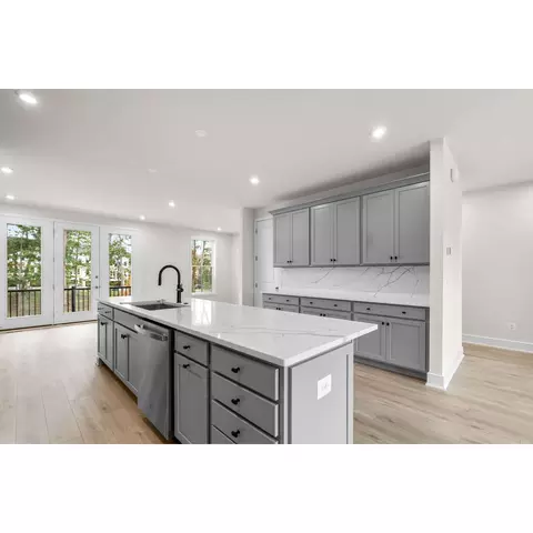 Kitchen - 42225 Shining Star Sq, Ashburn, VA 20148 photo 3 of 6