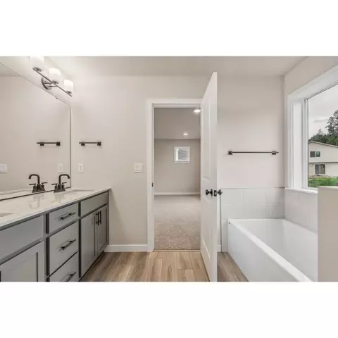 Bath - 10815 43rd Ave SE, Everett, WA 98208 photo 3 of 4
