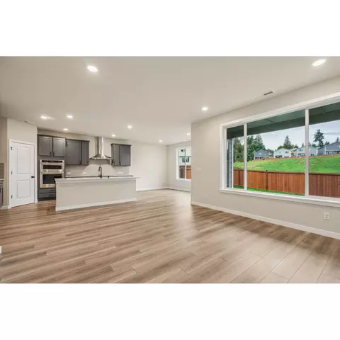 Living - 10815 43rd Ave SE, Everett, WA 98208 photo 4 of 5