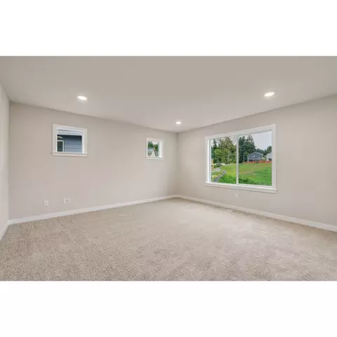 Living - 10815 43rd Ave SE, Everett, WA 98208 photo 5 of 5
