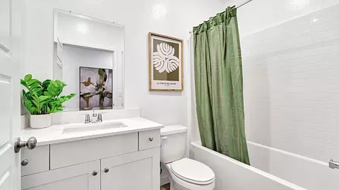 Bath - 3237 Carambola Ave, Clovis, CA 93619 photo 3 of 4