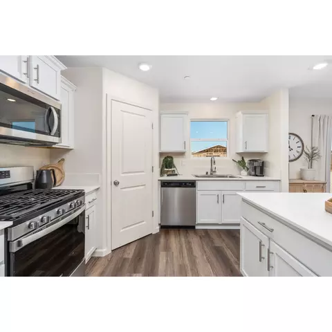 8610 Akero Avenuee, Bakersfield, CA 93307 photo 9