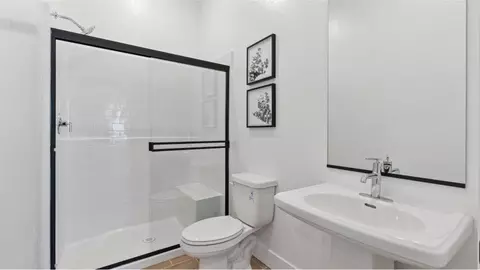 Bath - 912 Traverse Dr S, Madera, CA 93636 photo 1 of 4