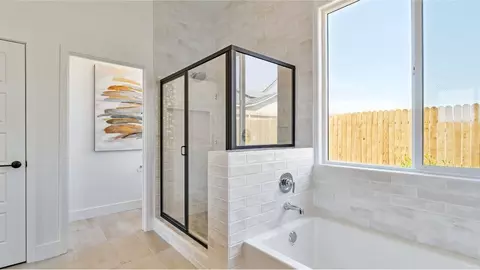 Bath - 912 Traverse Dr S, Madera, CA 93636 photo 4 of 4