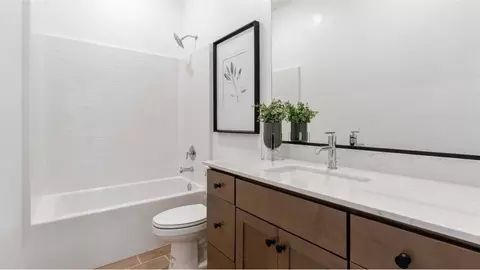 Bath - 912 Traverse Dr S, Madera, CA 93636 photo 2 of 4