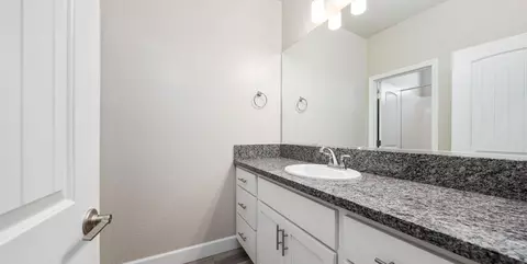 Bath - 377 Peters Rd S, Madera, CA 93636 photo 5 of 6