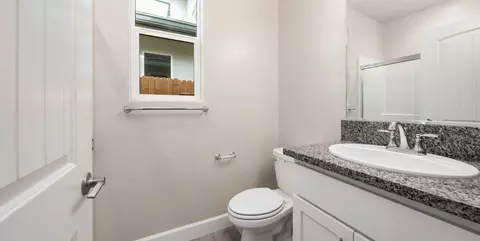 Bath - 377 Peters Rd S, Madera, CA 93636 photo 4 of 6