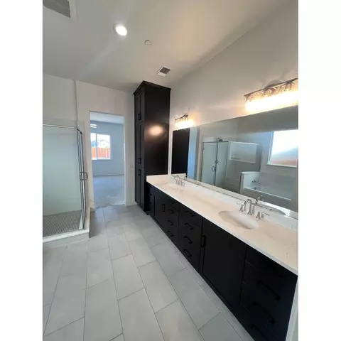Bath - 2265 Paramount Ln, Manteca, CA 95337 photo 3 of 4
