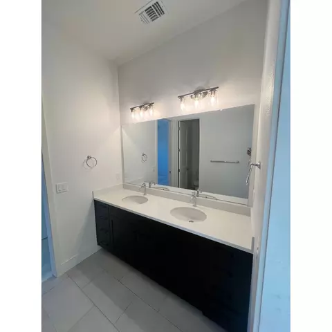 Bath - 2265 Paramount Ln, Manteca, CA 95337 photo 4 of 4