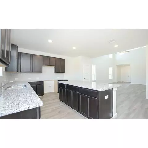 231 Lisa Marie Dr, Angleton, TX 77515 photo 3
