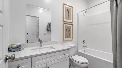 Bath - 1321 Wildflower Dr, Madera, CA 93636 photo 2 of 3
