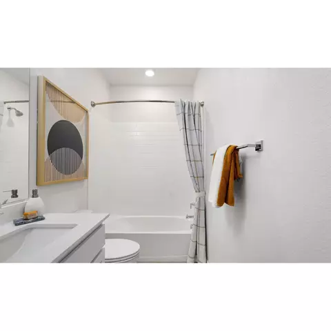 Bath - 2120 Lark Way, Dixon, CA 95620 photo 4 of 4