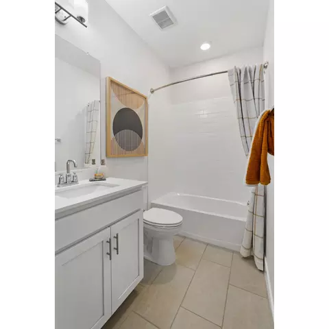 Bath - 2120 Lark Way, Dixon, CA 95620 photo 2 of 4