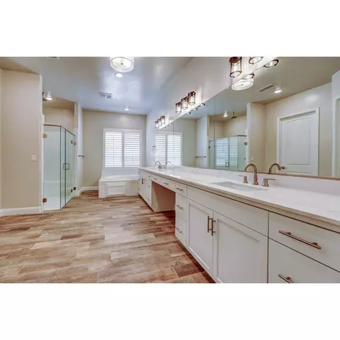 Bath - 1638 N Blackwood Ave, Clovis, CA 93619 photo 2 of 7