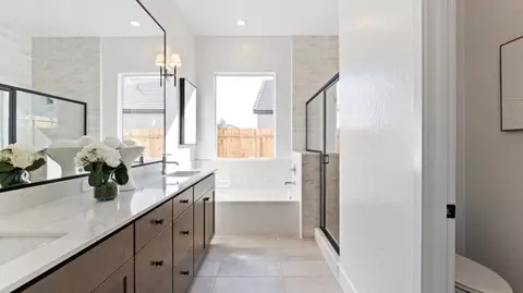 Bath - 1082 Ariana St W, Madera, CA 93636 photo 3 of 4