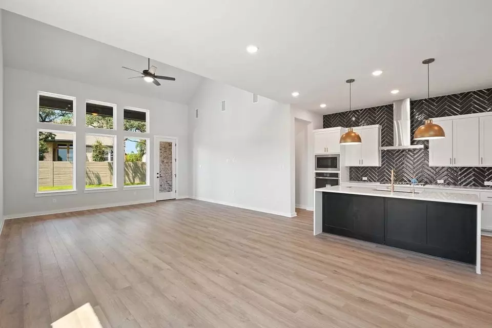 Living - 401 Leaning Rock Rd, Georgetown, TX 78628 photo 3 of 11