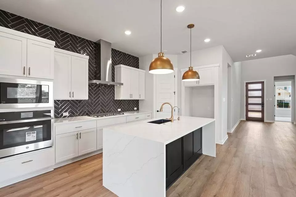 Kitchen - 401 Leaning Rock Rd, Georgetown, TX 78628 photo 4 of 5