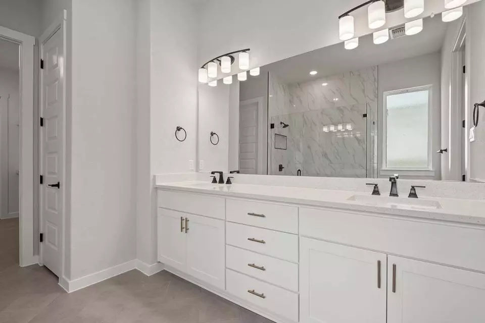Bath - 401 Leaning Rock Rd, Georgetown, TX 78628 photo 3 of 5
