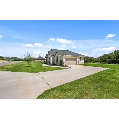 Exterior - 117 Saddleback Dr, Boyd, TX 76023 photo 2 of 10