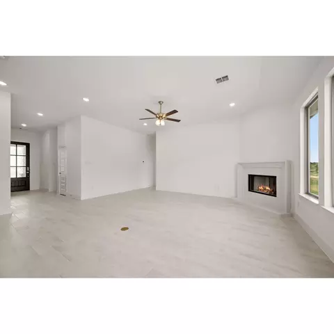 Living - 117 Saddleback Dr, Boyd, TX 76023 photo 3 of 4