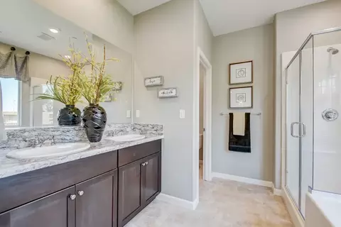 Bath - 1421 W Clara Ave, Fowler, CA 93625 photo 1 of 4
