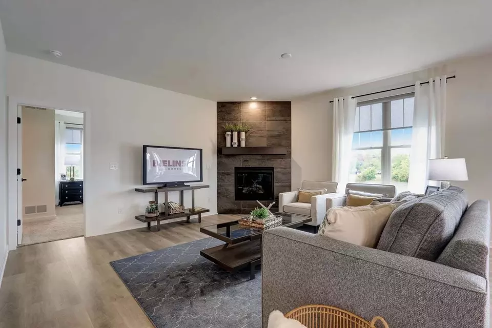 Living - 384 Sweetwater Blvd, Port Washington, WI 53074 photo 2 of 4