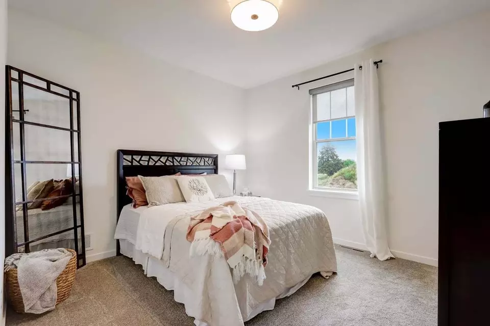 Bedroom - 384 Sweetwater Blvd, Port Washington, WI 53074 photo 4 of 5