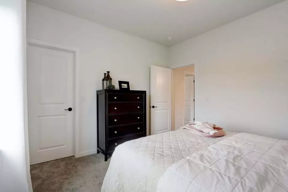 Bedroom - 384 Sweetwater Blvd, Port Washington, WI 53074 photo 5 of 5