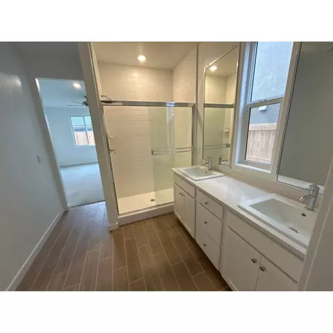 Bath - 1320 Summerset Ave, Clovis, CA 93619 photo 1 of 1