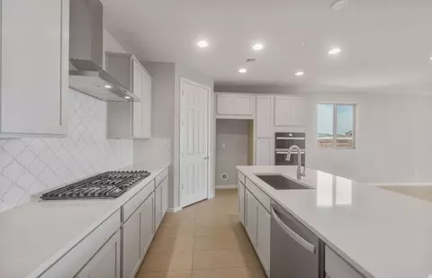 Kitchen - 1373 W Saddle Run, Apache Junction, AZ 85120 photo 2 of 4
