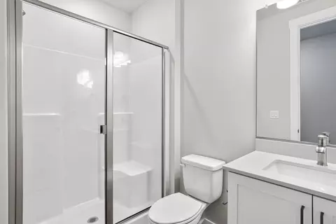 Bath - 3793 SW Phyllis Ave, Gresham, OR 97080 photo 3 of 8